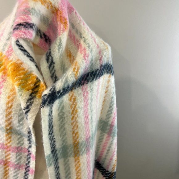 NWT BCBG Ivory Color Wood Rose Winter Scarf - Picture 3 of 7